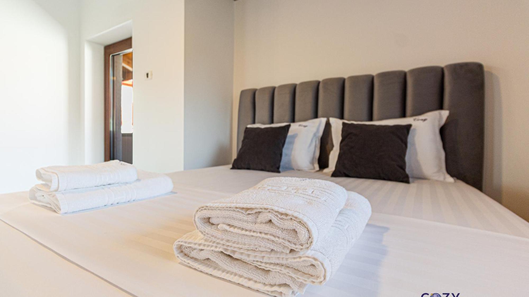 Cozy Brand New Boutique Aparthotel Brasov Ngoại thất bức ảnh